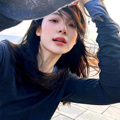 黑白照片的少女